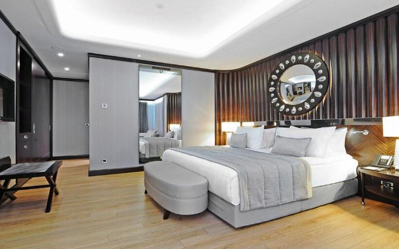 اتاق سوپریور با تخت بزرگ, Crowne Plaza Bursa Convention Center & Thermal Spa, An Ihg
