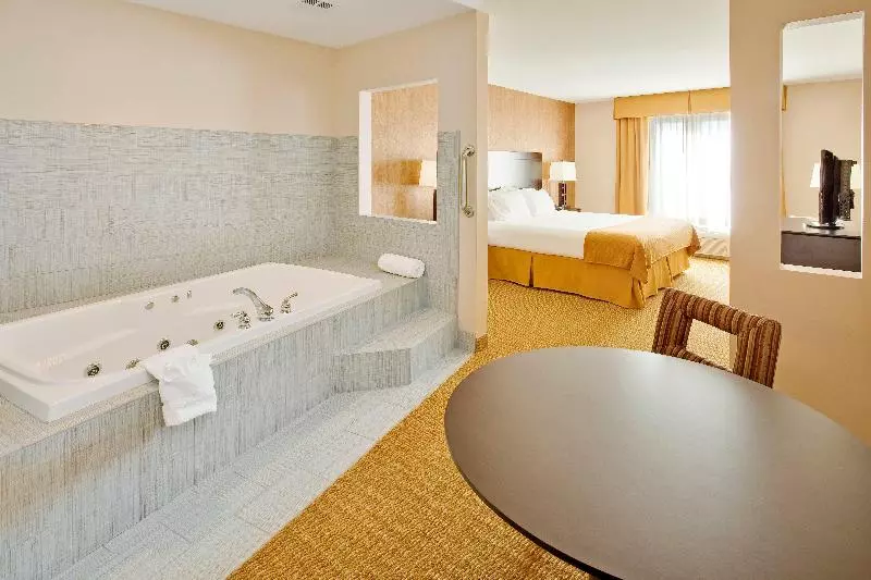キングサイズベッドのスタンダードルーム, Holiday Inn Express Hotel & Suites Lebanon, An Ihg
