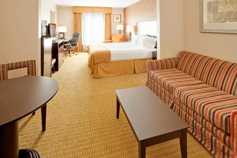 キングサイズベッドのスイートルーム, Holiday Inn Express Hotel & Suites Lebanon, An Ihg
