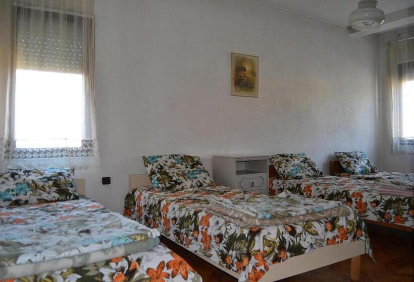 اتاق استاندارد چهار تخته, Hostel Valentin