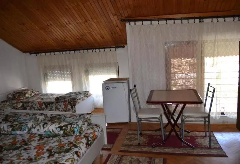 اتاق استاندارد سه تخته با سرویس بهداشتی مشترک, Hostel Valentin