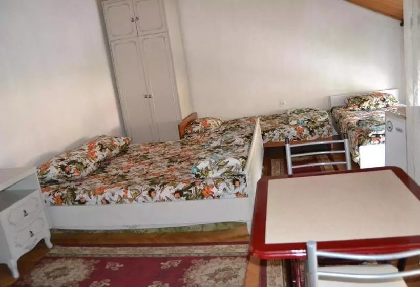 اتاق استاندارد سه تخته با سرویس بهداشتی مشترک, Hostel Valentin