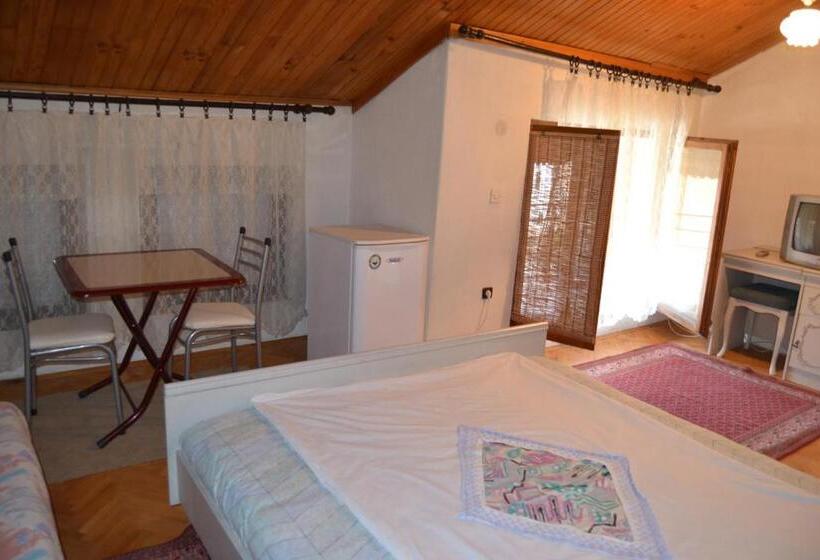 اتاق استاندارد سه تخته با سرویس بهداشتی مشترک, Hostel Valentin