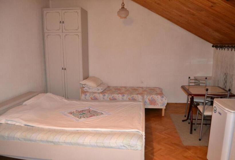 اتاق استاندارد سه تخته با سرویس بهداشتی مشترک, Hostel Valentin