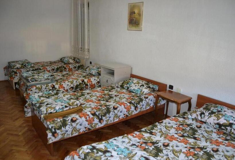 تختخواب در اتاق مشترک, Hostel Valentin