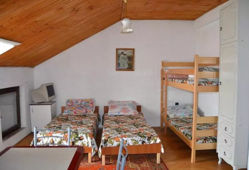 تختخواب در اتاق مشترک, Hostel Valentin