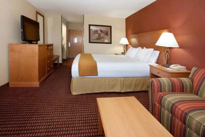 キングサイズベッドのスタンダードルーム, Holiday Inn Express Hotel & Suites Raton, An Ihg
