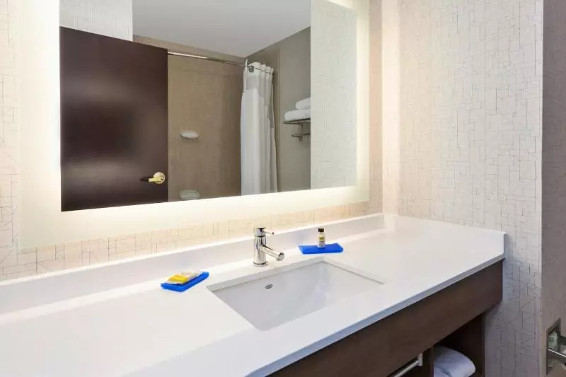 キングサイズベッドのスイートルーム, Holiday Inn Express Hotel & Suites Warminster Horsham, An Ihg