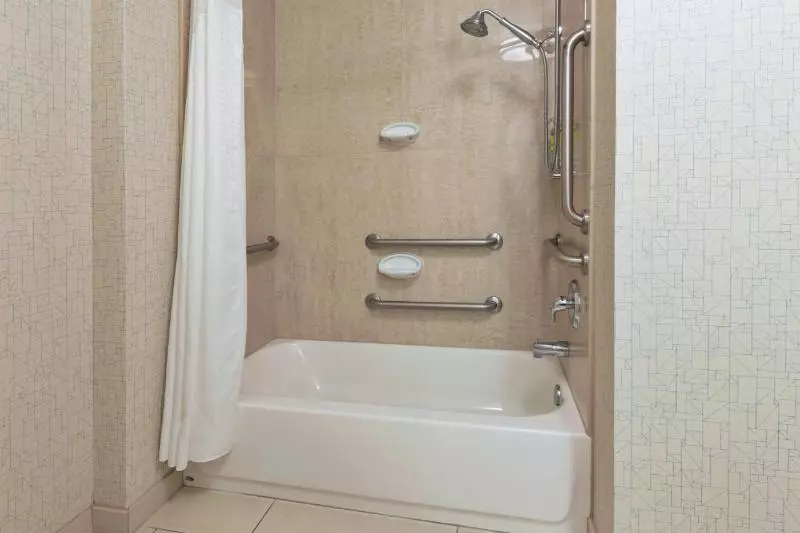 身障者適用スイートルーム, Holiday Inn Express Hotel & Suites Warminster Horsham, An Ihg
