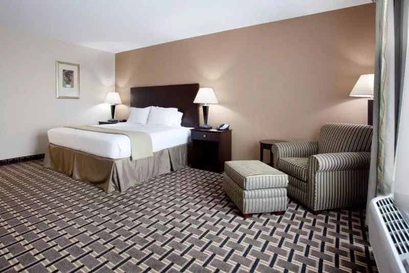 身障者適用キングサイズベッドルーム, Holiday Inn Express Pembroke, An Ihg