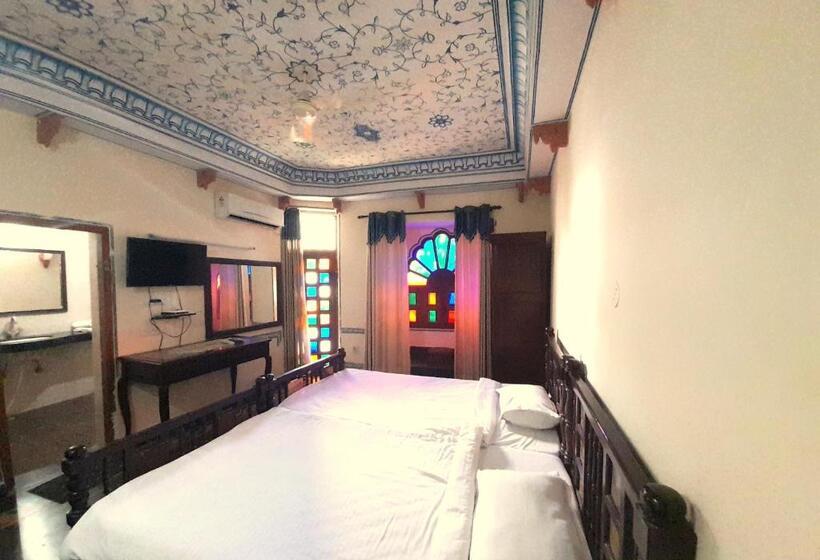 חדר דלוקס, Sajjan Niwas