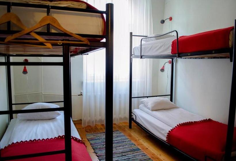 تختخواب در اتاق مشترک, Red Nose Hostel With Self Check In