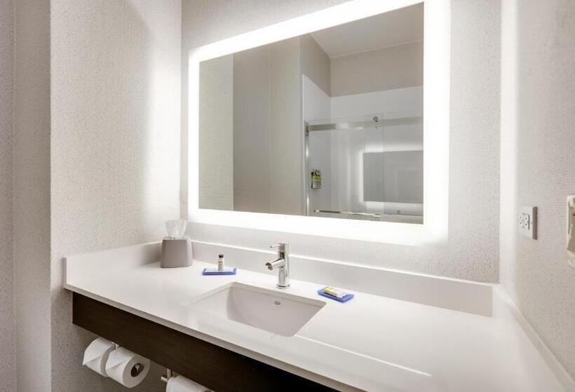 جناح, Holiday Inn Express Hotel & Suites Cleburne, An Ihg