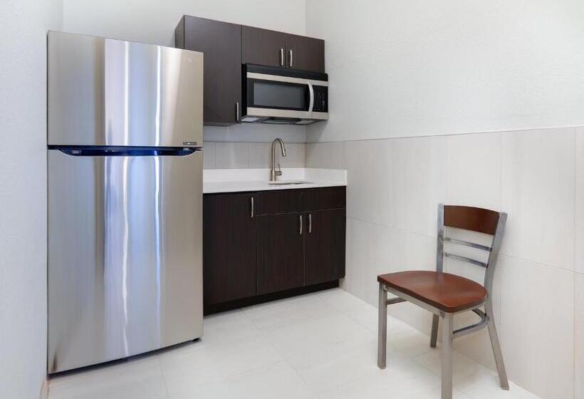 جناح لذوى الاحتياجات الخاصة, Holiday Inn Express Hotel & Suites Cleburne, An Ihg