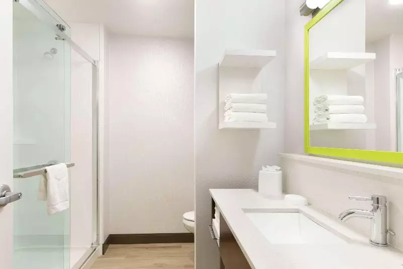 キングサイズベッドのスタンダードルーム, Holiday Inn Express Hotel & Suites Warrenton, An Ihg