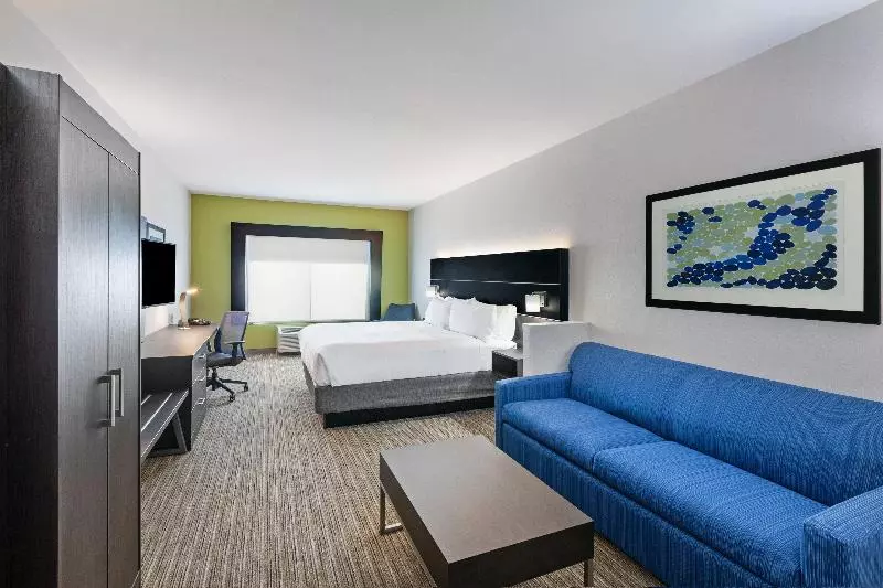 キングサイズベッドのスイートルーム, Holiday Inn Express Sealy, An Ihg