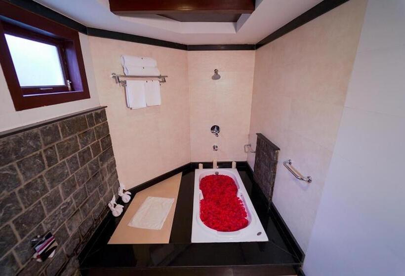 سوئیت با بالکن, Kodai International