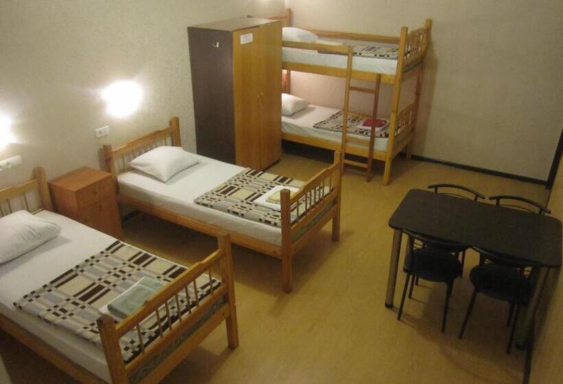 تختخواب در اتاق مشترک, Yaroslav Hostel