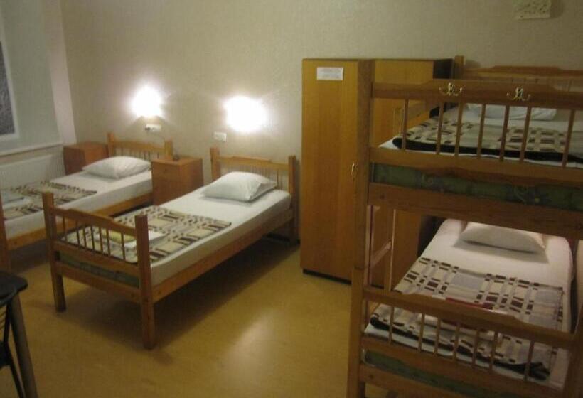 تختخواب در اتاق مشترک, Yaroslav Hostel