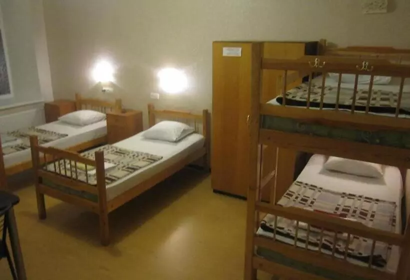 تختخواب در اتاق مشترک, Yaroslav Hostel