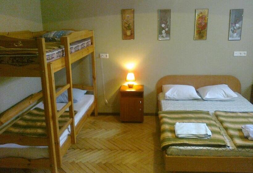 تختخواب در اتاق مشترک, Yaroslav Hostel