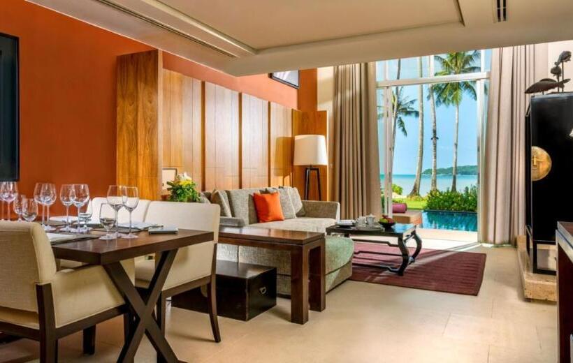 מיטת קינג בסוויטה, Phuket Panwa Beachfront Resort