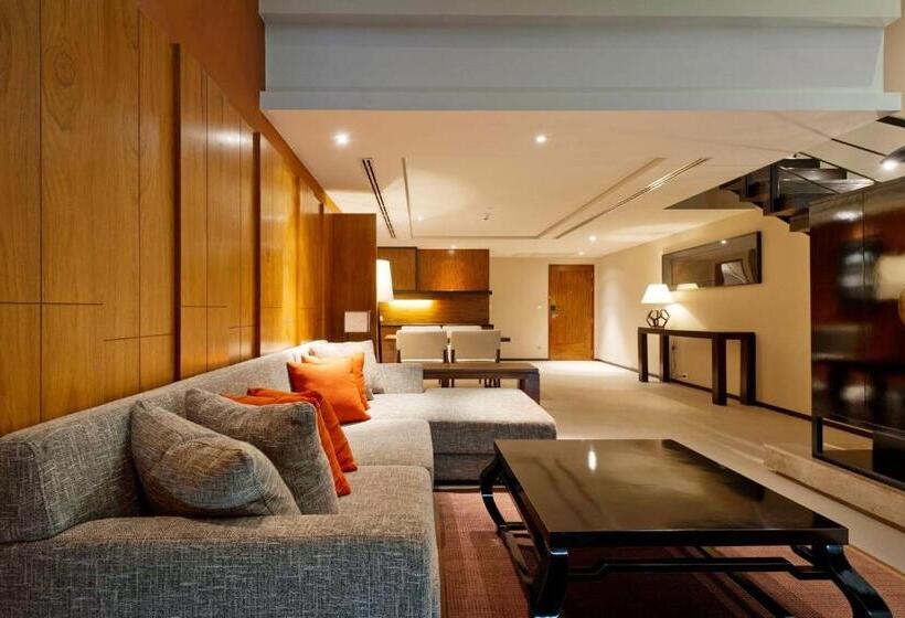 מיטת קינג בסוויטה, Phuket Panwa Beachfront Resort