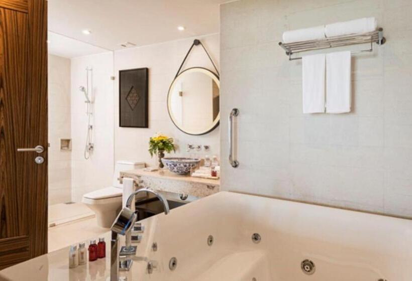 מיטת קינג בסוויטה, Phuket Panwa Beachfront Resort