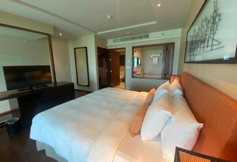 מיטת קינג בסוויטה, Phuket Panwa Beachfront Resort