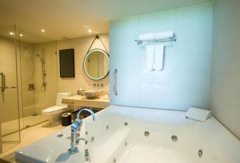 מיטת קינג בסוויטה, Phuket Panwa Beachfront Resort