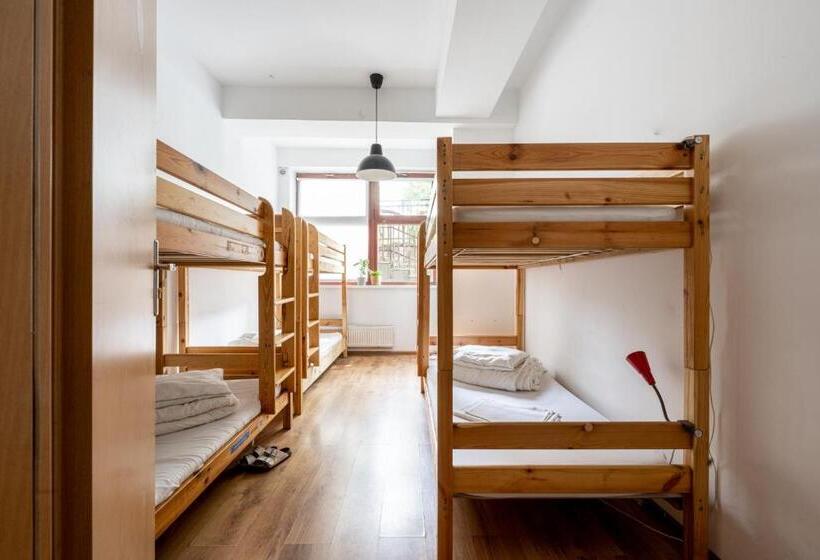 تختخواب در اتاق مشترک, Target Hostel