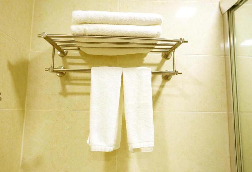 جناح جونيور, Borneo Royale