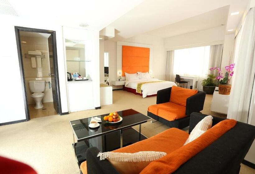 جناح جونيور, Borneo Royale