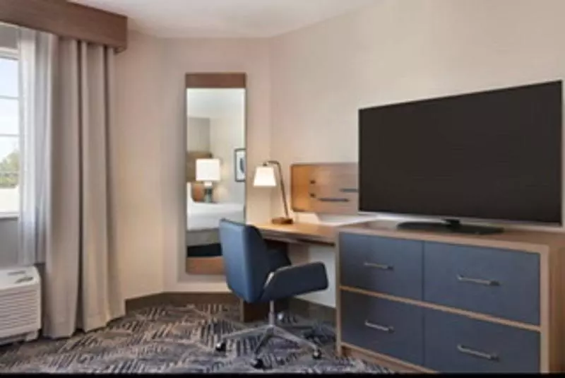 キングサイドベッドのスタンダードワンルーム, Candlewood Suites Mount Pleasant, An Ihg