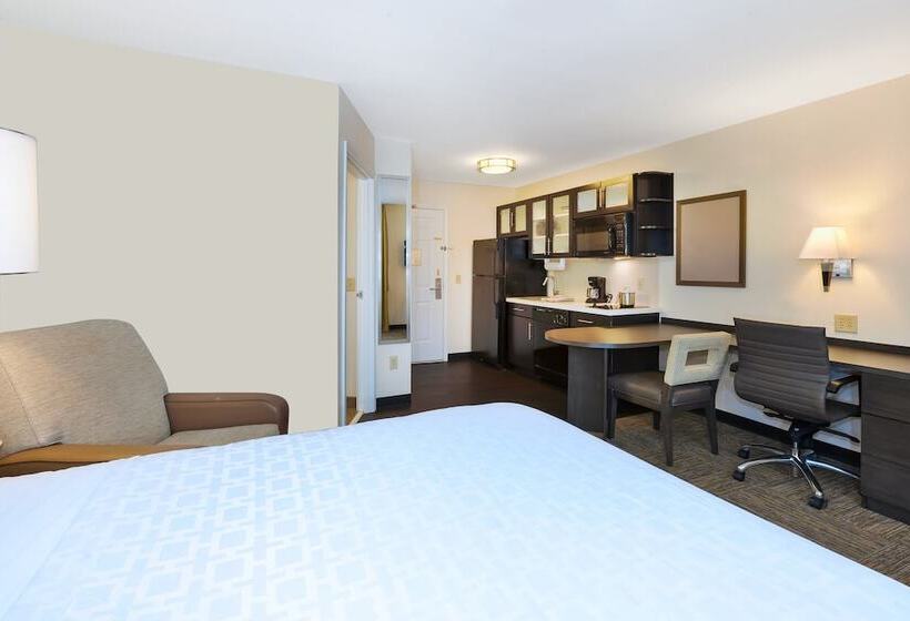 جناح لذوى الاحتياجات الخاصة, Candlewood Suites Polaris, An Ihg