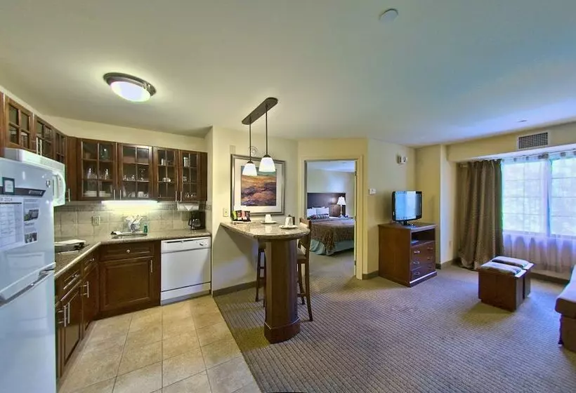 キングサイズベッドのスイートルーム, Staybridge Suites East Stroudsburg   Poconos, An Ihg