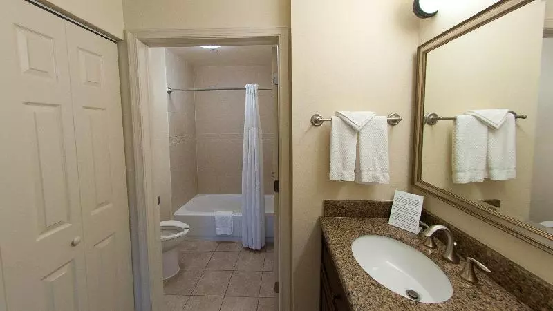 キングサイドベッドのスタンダードワンルーム, Staybridge Suites East Stroudsburg   Poconos, An Ihg