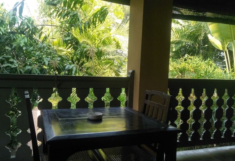 חדר דלוקס, Satri House