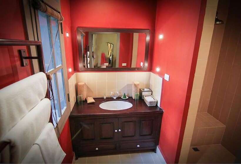 デラックスルーム, Satri House