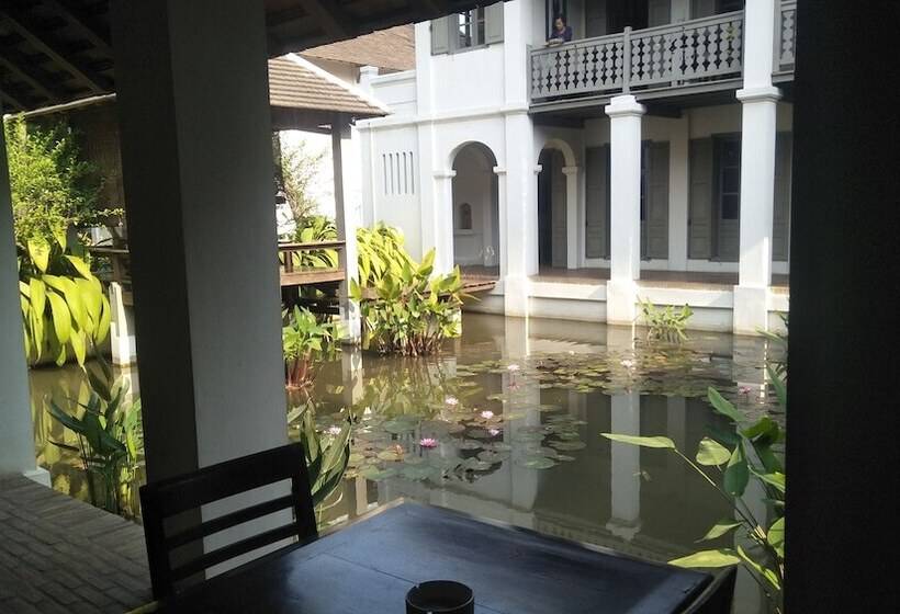 デラックスルーム, Satri House