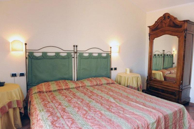 חדר סטנדרט לשלושה, Urbano V