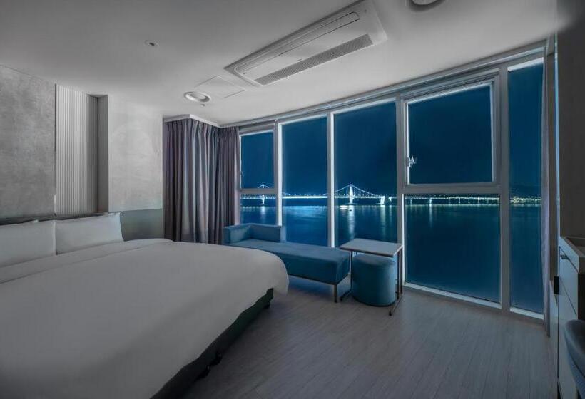 اتاق لوکس با چشمانداز دریا, Aqua Palace