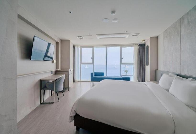 اتاق لوکس با چشمانداز دریا, Aqua Palace