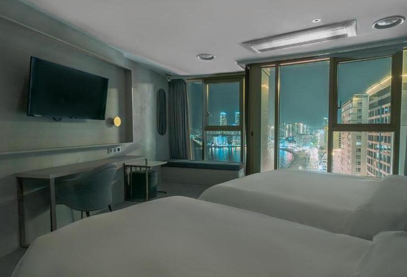 اتاق لوکس با چشمانداز دریا, Aqua Palace