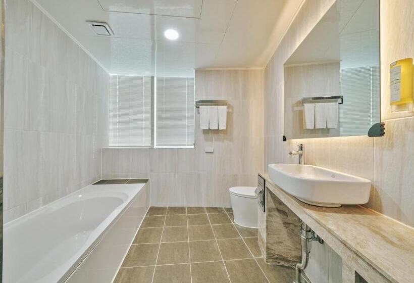 اتاق لوکس با چشم‌انداز دریا, Aqua Palace