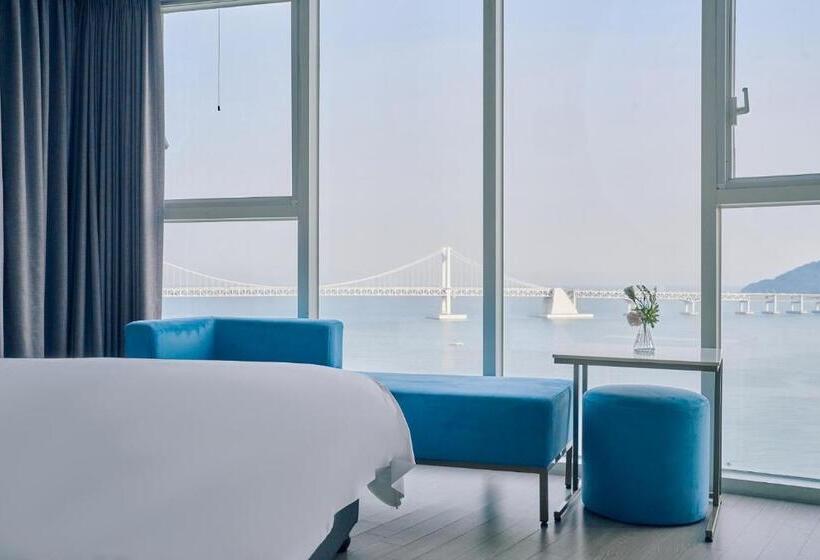 اتاق لوکس با چشمانداز دریا, Aqua Palace