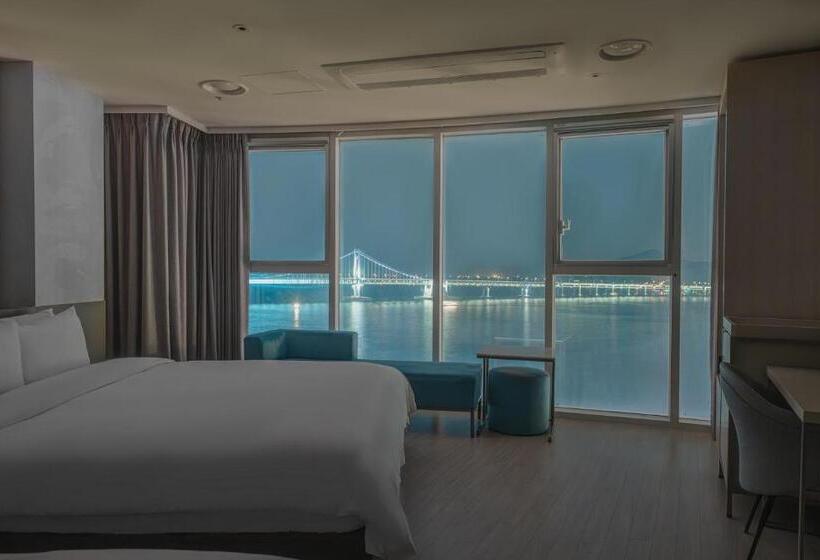 اتاق لوکس با چشمانداز دریا, Aqua Palace