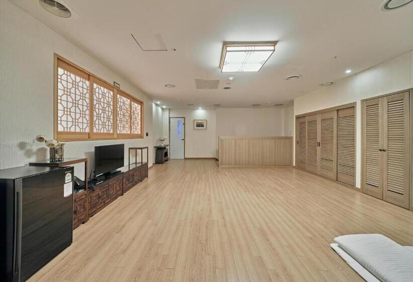 اتاق لوکس خانوادگی, Aqua Palace