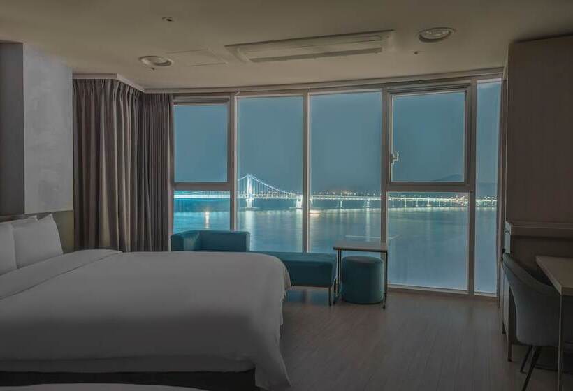 اتاق لوکس با چشمانداز دریا, Aqua Palace