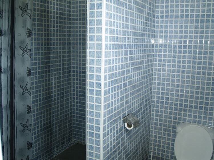 اتاق خانوادگی, Champ De Mars B&b